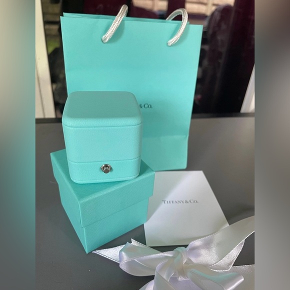 100% Authentic Tiffany Co. Engagment Ring Box - Picture 3 of 4